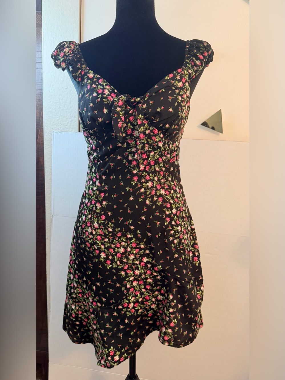 Francesca's Olivia Asymmetrical Floral tie-front neckline puffed sleeves Mini S - Picture 3 of 9